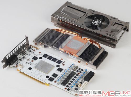 图3：560Ti HOF2拆解图。它采用了HOF系列惯用的白色PCB设计，供电方案整体设计在右方。散热器则使用了4跟6mm热管配合大面积鳍片的方式，整体由一个亮银色金属壳包裹，外观比较抢眼。