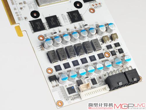 图4：560Ti HOF2供电特写。采用来自CHIL的CHL 8266 6相数字供电控制芯片，与之搭配的IR3550 MOSFET能提供每相大60A的供电能力。理论上这套全数子供电方案设计能为显示核心提供高达360A的电流，超频供能上绝对不是问题了。