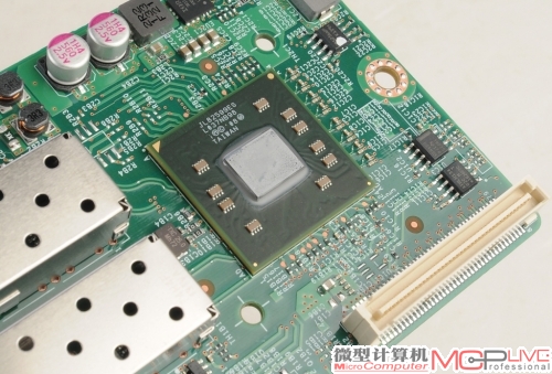 英特尔的万兆网络扩展卡，揭开散热片你就能看到Intel 82599万兆网络控制芯片。该子卡被反向安装在S2600GZ主板上，能提供两个万兆网络连接口。