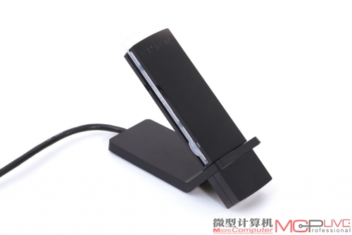 NETGEAR N900双频无线网卡，它并不是WNDR4500的标配配件，但它是当前为数不多地支持2.4GHz、5GHz双频段450Mb/s传输速度的USB接口网卡，和WNDR4500堪称绝配。安装方式也相对灵活，你可以直插，也可以通过转接线链接，方便调整网卡方位，更好地接收信号。