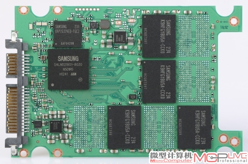 三星840 PRO 128GB内部结构非常简洁，只有一颗MDX主控芯片、四颗Toggle DDR 2.0闪存颗粒与一颗用于缓存的256MB LPDDR2内存颗粒。