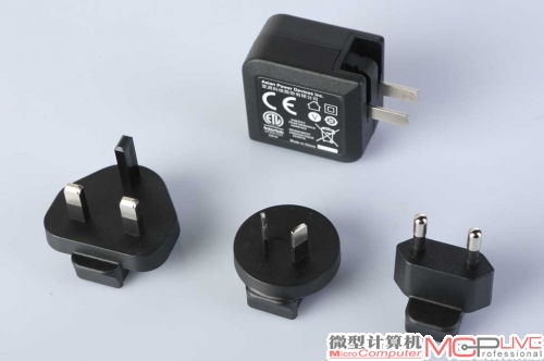 标配的充电变压器提供5V、2A输出能力，采用国标接口，并附带了欧、英、美标等多种转接底座。