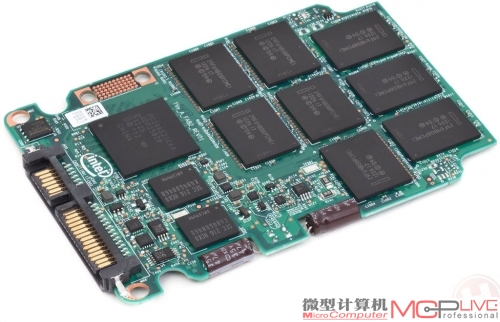 S3500(左)和S3700如出一辙的PCB布局，包括主控芯片型号都完全一致，大不同在颗粒。