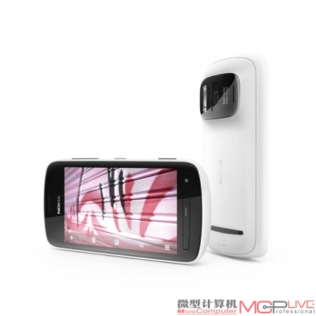 808 PureView采用了堪称奢华的4100万像素传感器，并首次采用诺基亚PureView Pro技术，通过对高质量图像应用超采样技术，来提升图像整体的清晰度，并消除数码变焦所造成的图像质量损失。