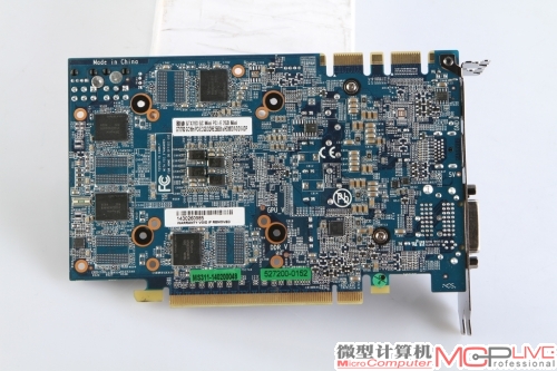 影驰GTX760Mini的PCB布局跟公版非常相似，例如供电系统都是前置4+1，显存也是正反面各4颗，共计8颗组成2GB容量256bit位宽的规格。