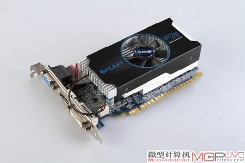 相比起GTX760Mini的豪华散热，GTX750Mini的散热系统显得很朴实，大面积的铝制鳍片上只有一个仅5cm直径的小风扇。