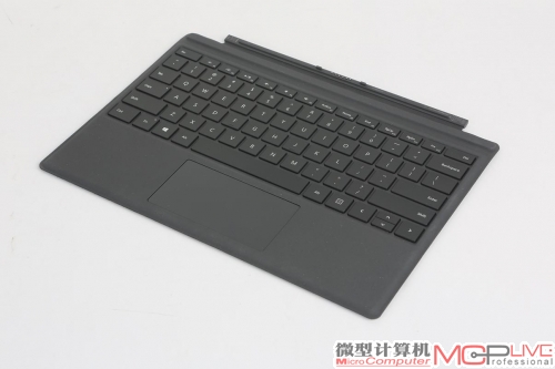 广受好评的Type Cover依然保持着进化，Surface Pro 4搭配的Type Cover键盘盖将触控板面积扩大并更换为玻璃材质，触感更加舒适、操作也更加顺畅。同时，其键帽尺寸略有缩小，从而拉大了彼此之间的间距，并提升了键程，获得了接近于传统超极本的手感，这是其他平板键盘盖所不能比拟的。